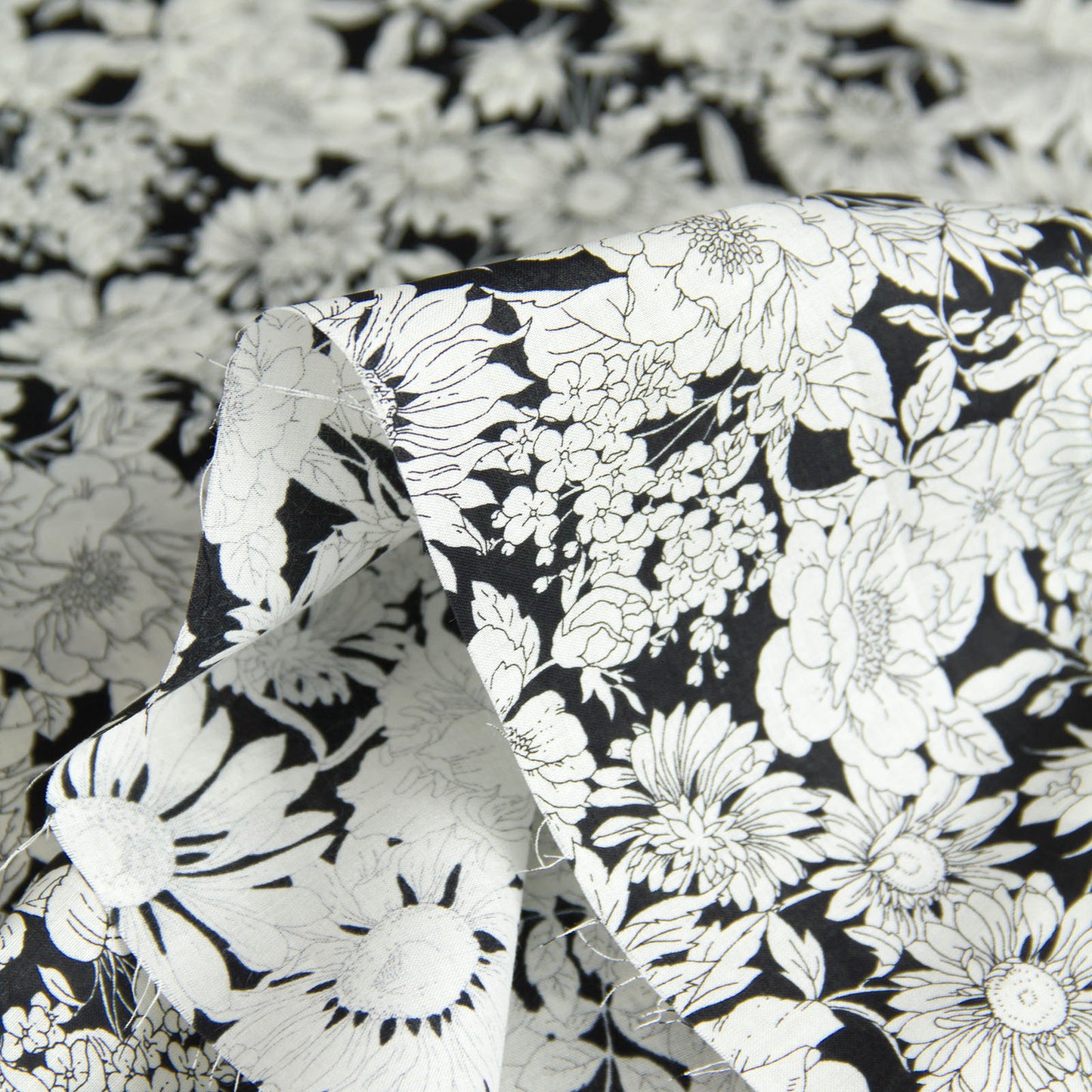 Tecido de algodão leve, estampado floral Kokka preto, vendido ao metro.