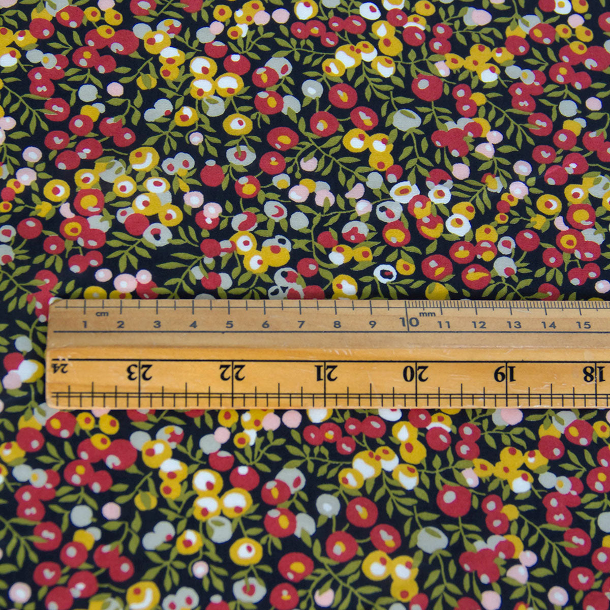 Tecido de algodão leve, estampado floral Kokka preto, vendido ao metro.