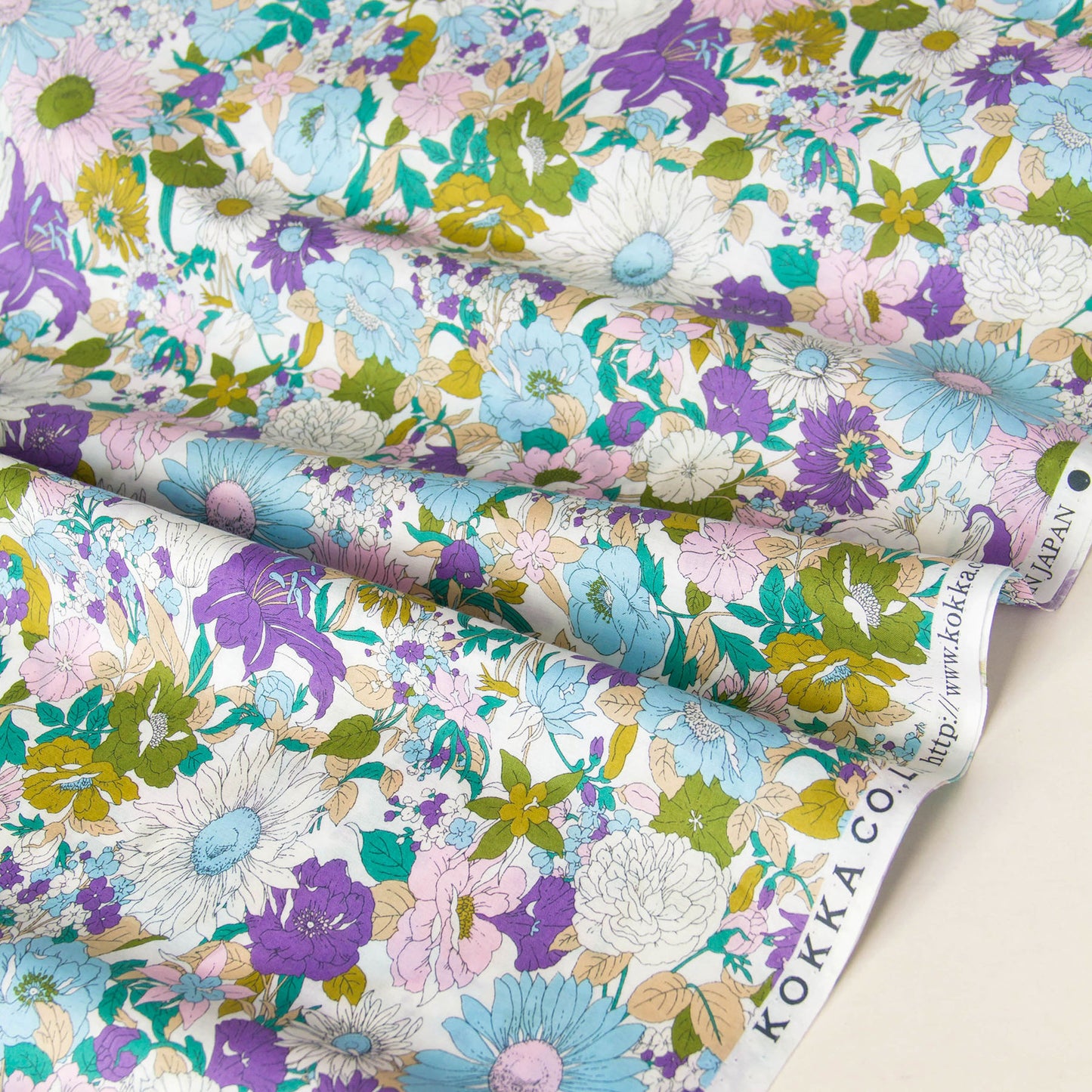 Tecido de algodão leve, estampado floral Kokka preto, vendido ao metro.