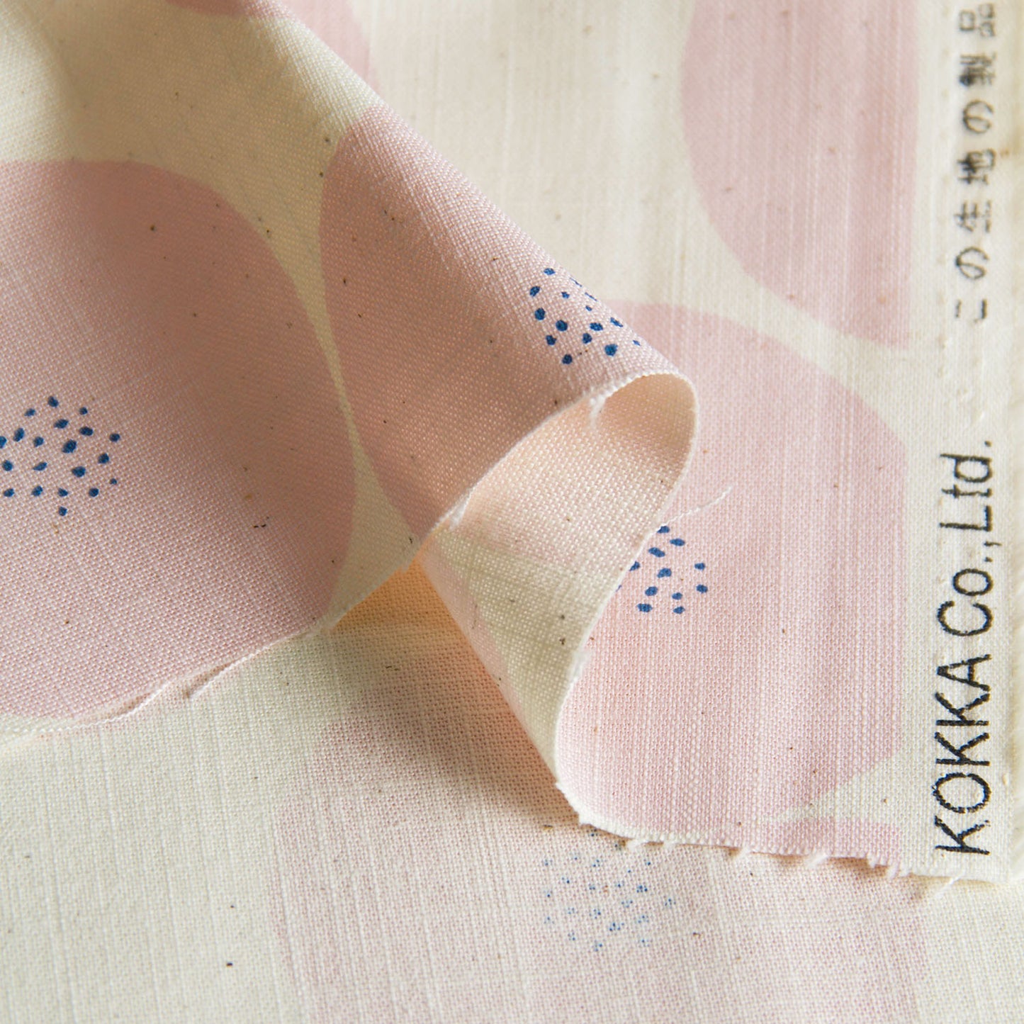 Toile de coton Mortley Cross Muddy Works rose naturel au mètre