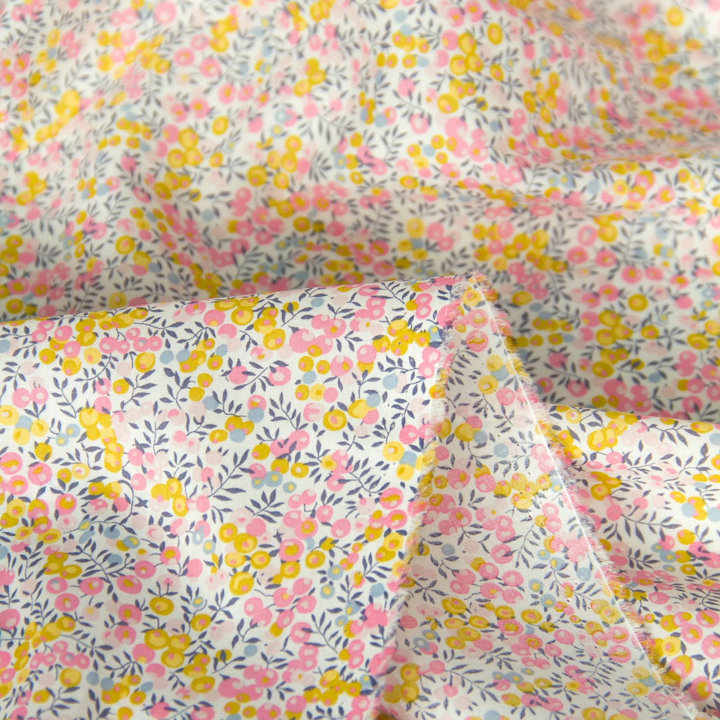 Tecido de algodão leve, estampado floral Kokka preto, vendido ao metro.