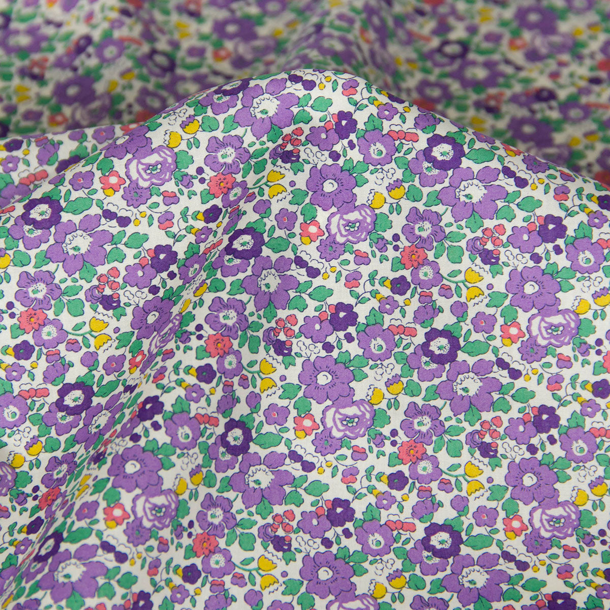 Tecido de algodão leve, estampado floral Kokka preto, vendido ao metro.