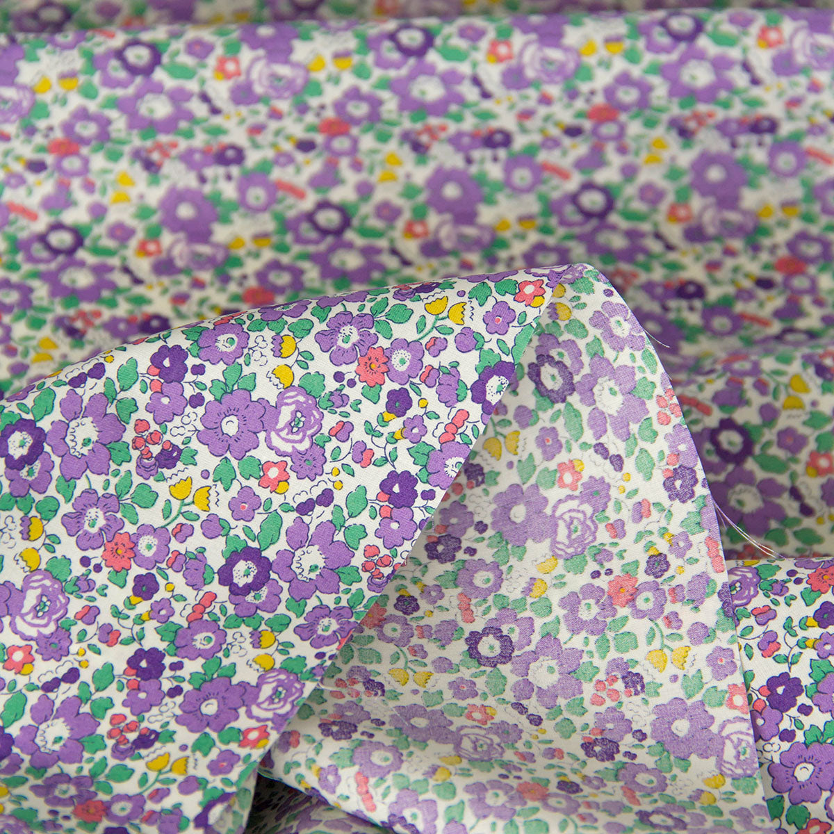 Tecido de algodão leve, estampado floral Kokka preto, vendido ao metro.