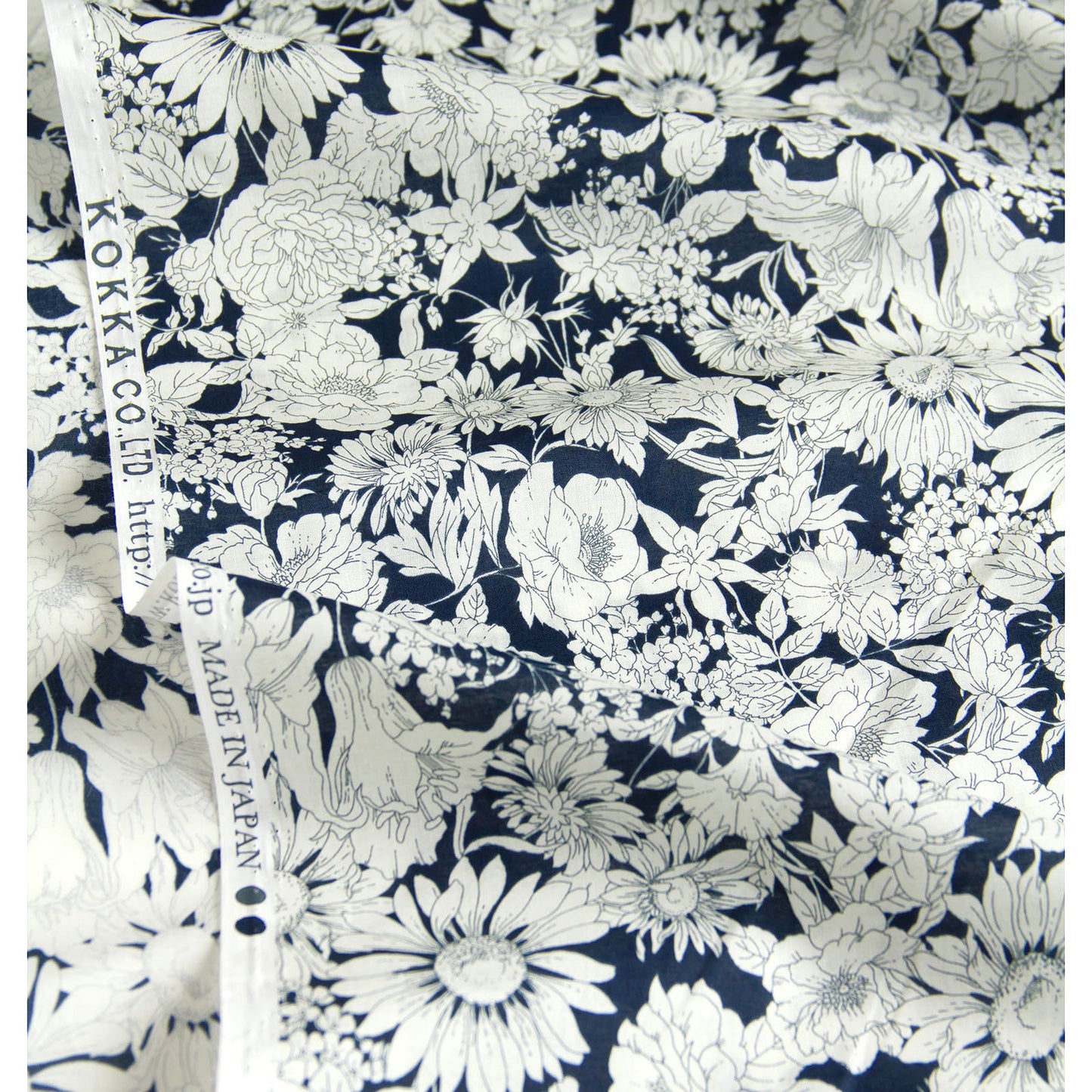 Tecido de algodão leve, estampado floral Kokka, azul marinho, vendido ao metro.