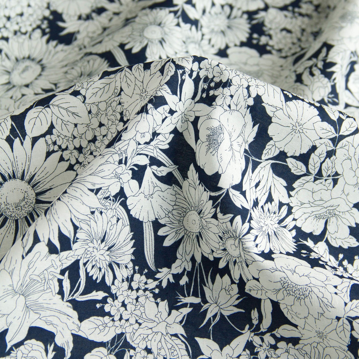 Tecido de algodão leve, estampado floral Kokka, azul marinho, vendido ao metro.