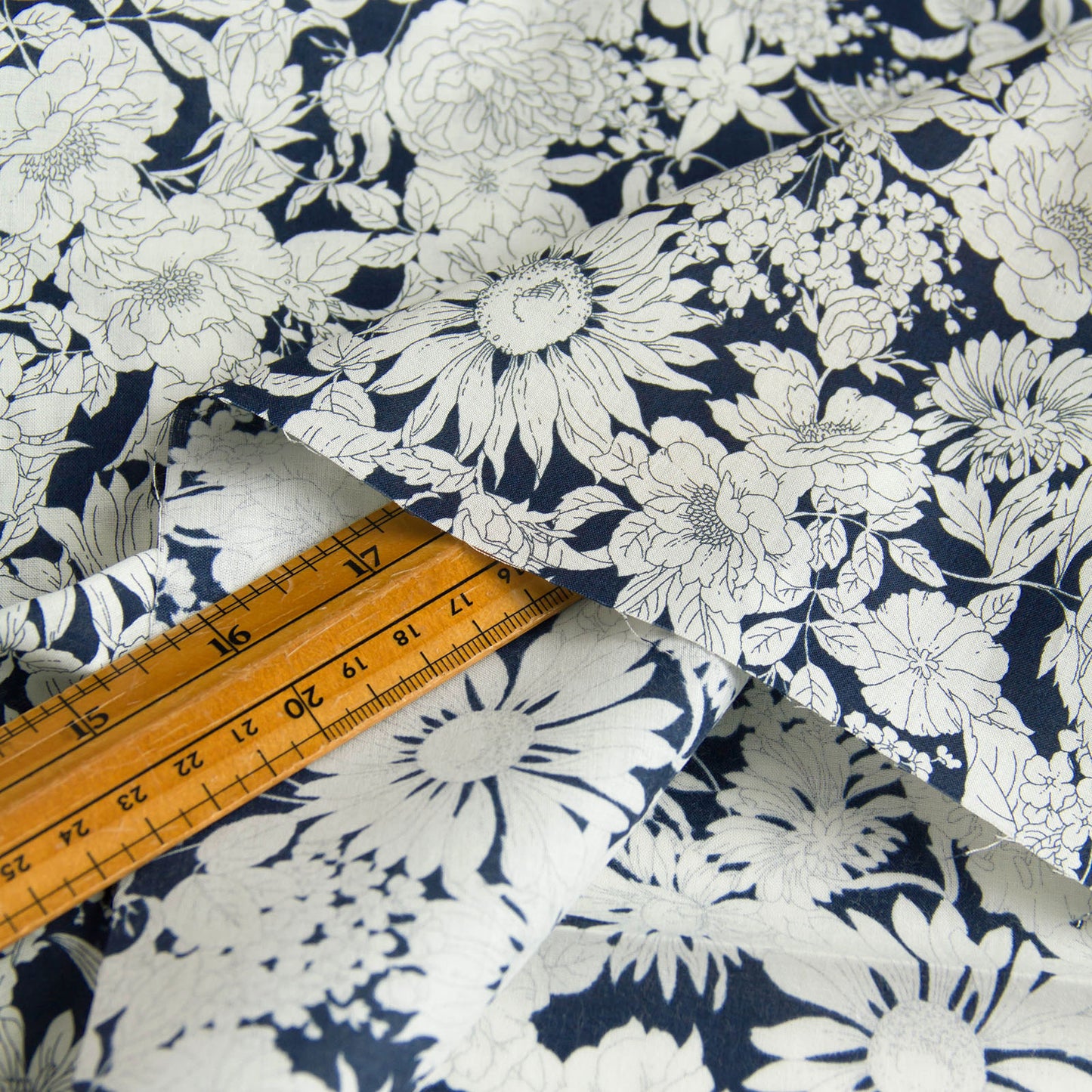 Tecido de algodão leve, estampado floral Kokka, azul marinho, vendido ao metro.