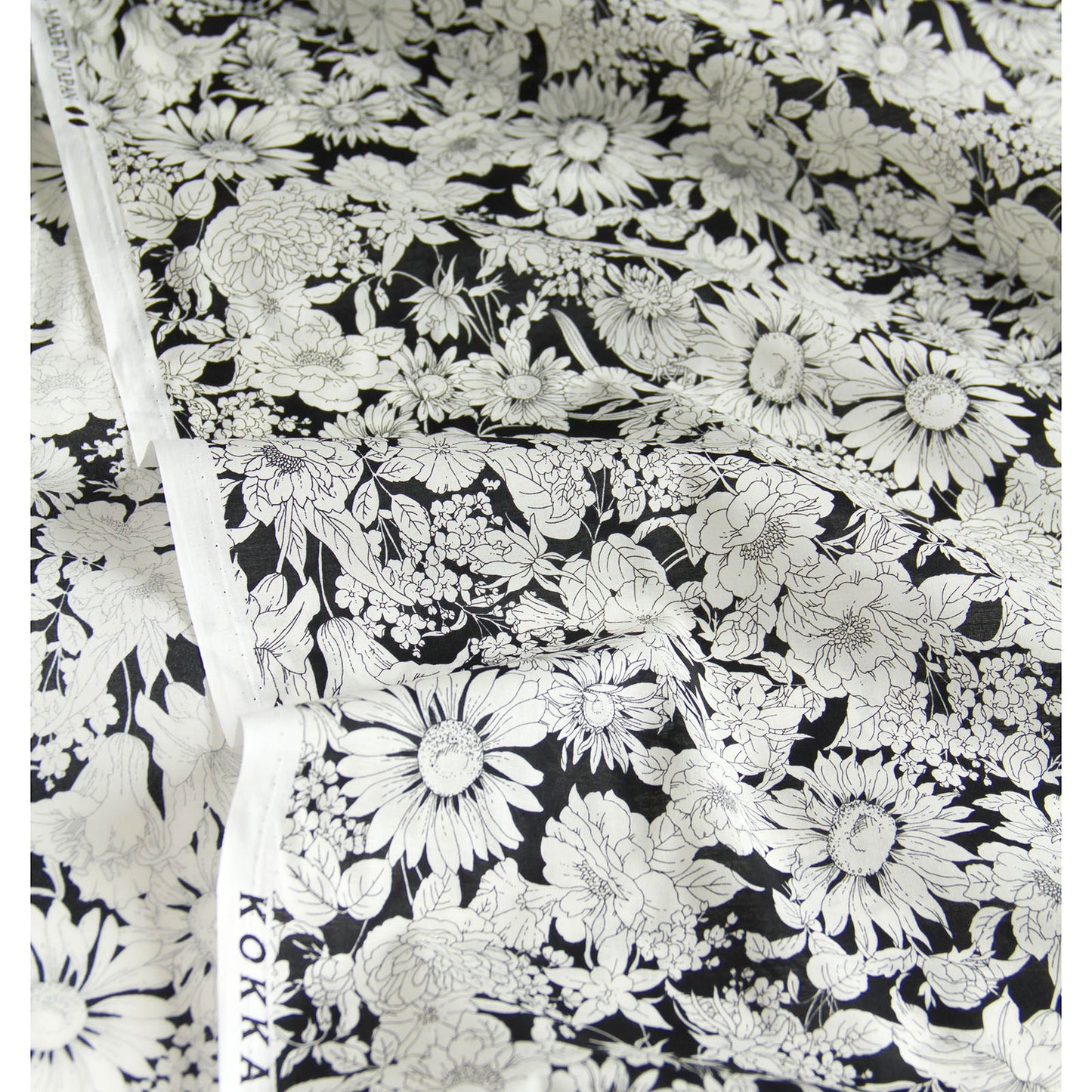 Tecido de algodão leve, estampado floral Kokka preto, vendido ao metro.