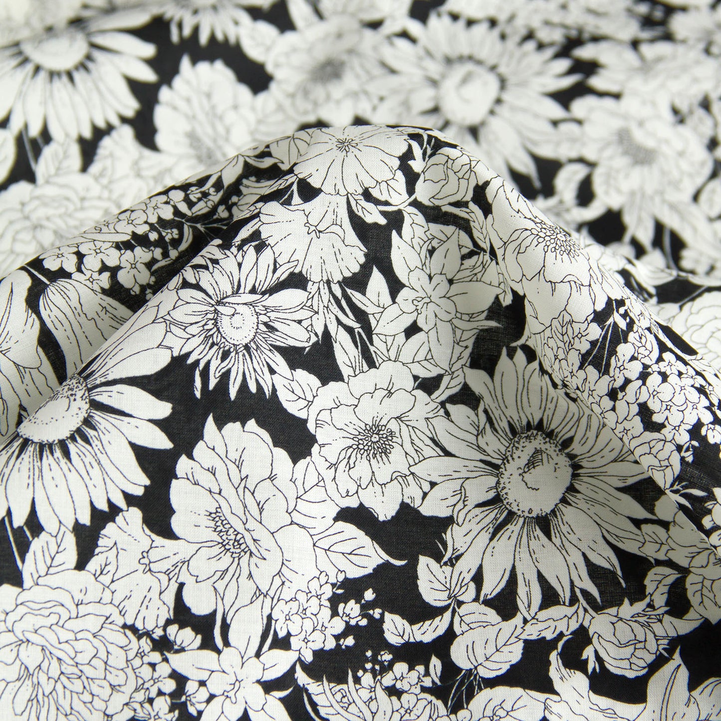 Tecido de algodão leve, estampado floral Kokka preto, vendido ao metro.