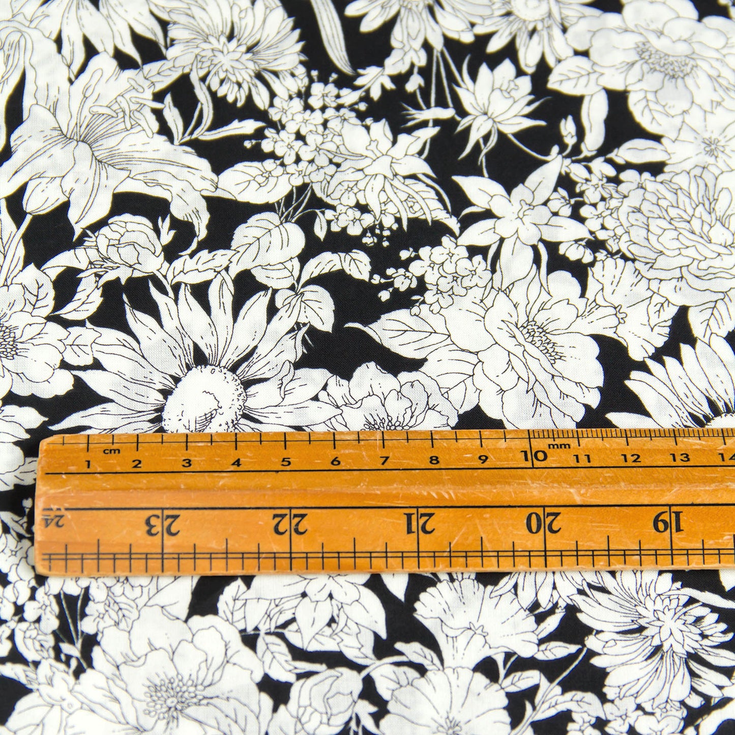 Tecido de algodão leve, estampado floral Kokka preto, vendido ao metro.