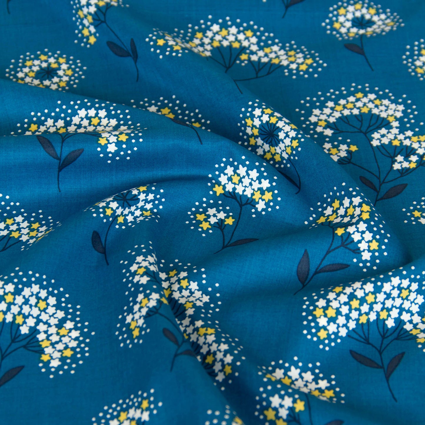 Tecido de algodão leve, estampado floral Kokka preto, vendido ao metro.