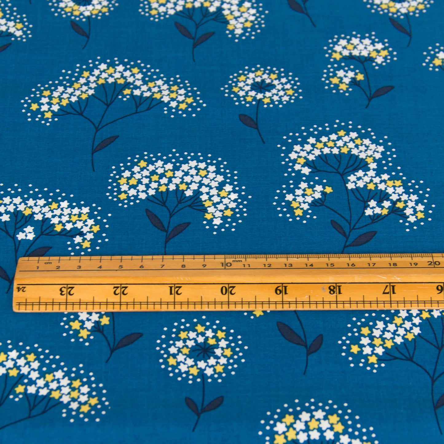 Tecido de algodão leve, estampado floral Kokka preto, vendido ao metro.