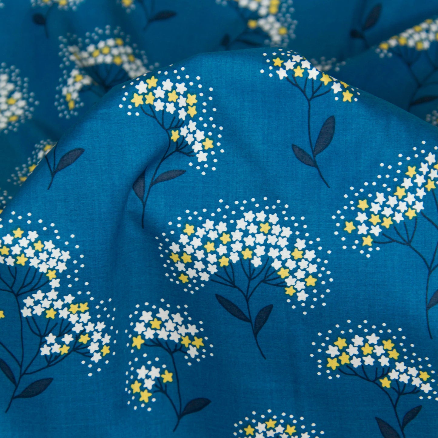 Tecido de algodão leve, estampado floral Kokka preto, vendido ao metro.