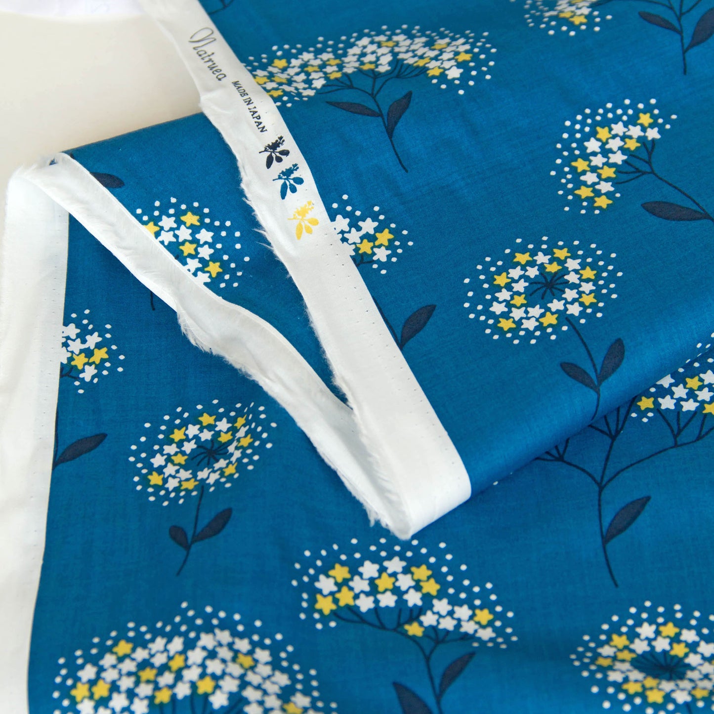 Tecido de algodão leve, estampado floral Kokka preto, vendido ao metro.