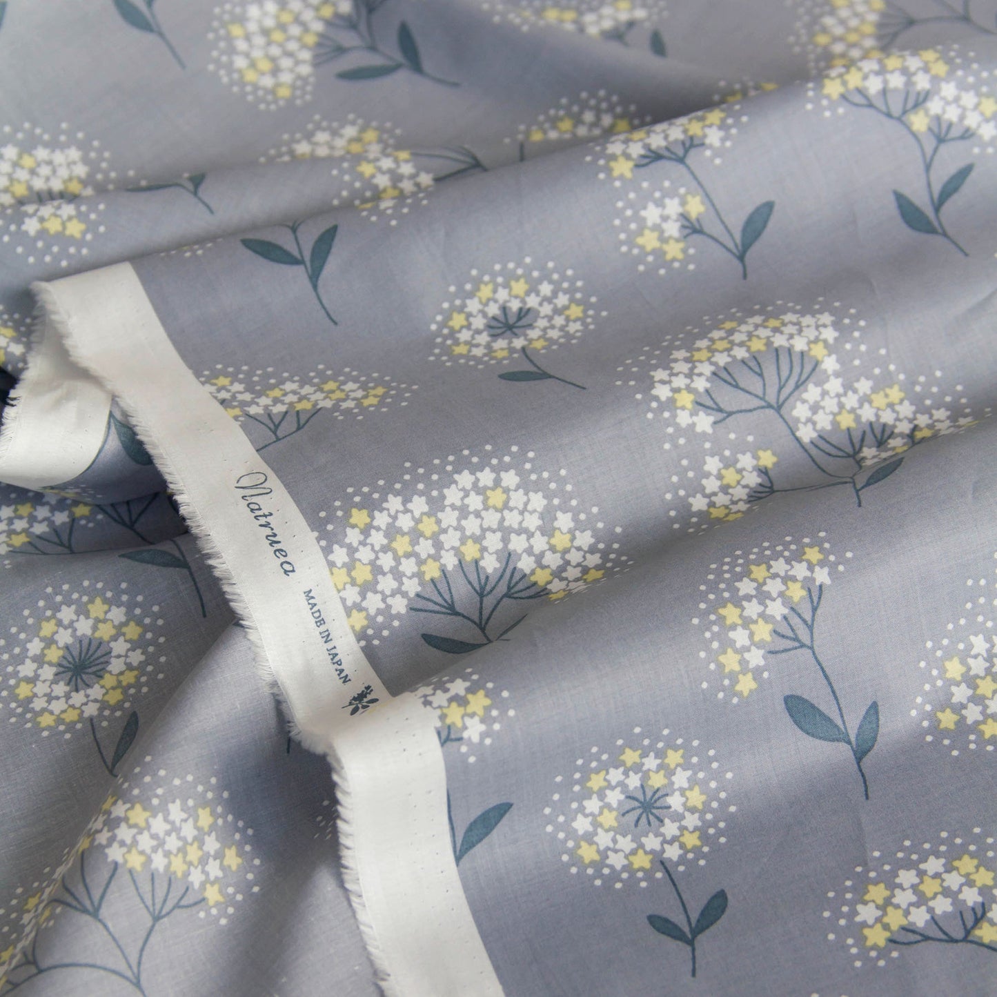 Tecido de algodão leve, estampado floral Kokka preto, vendido ao metro.