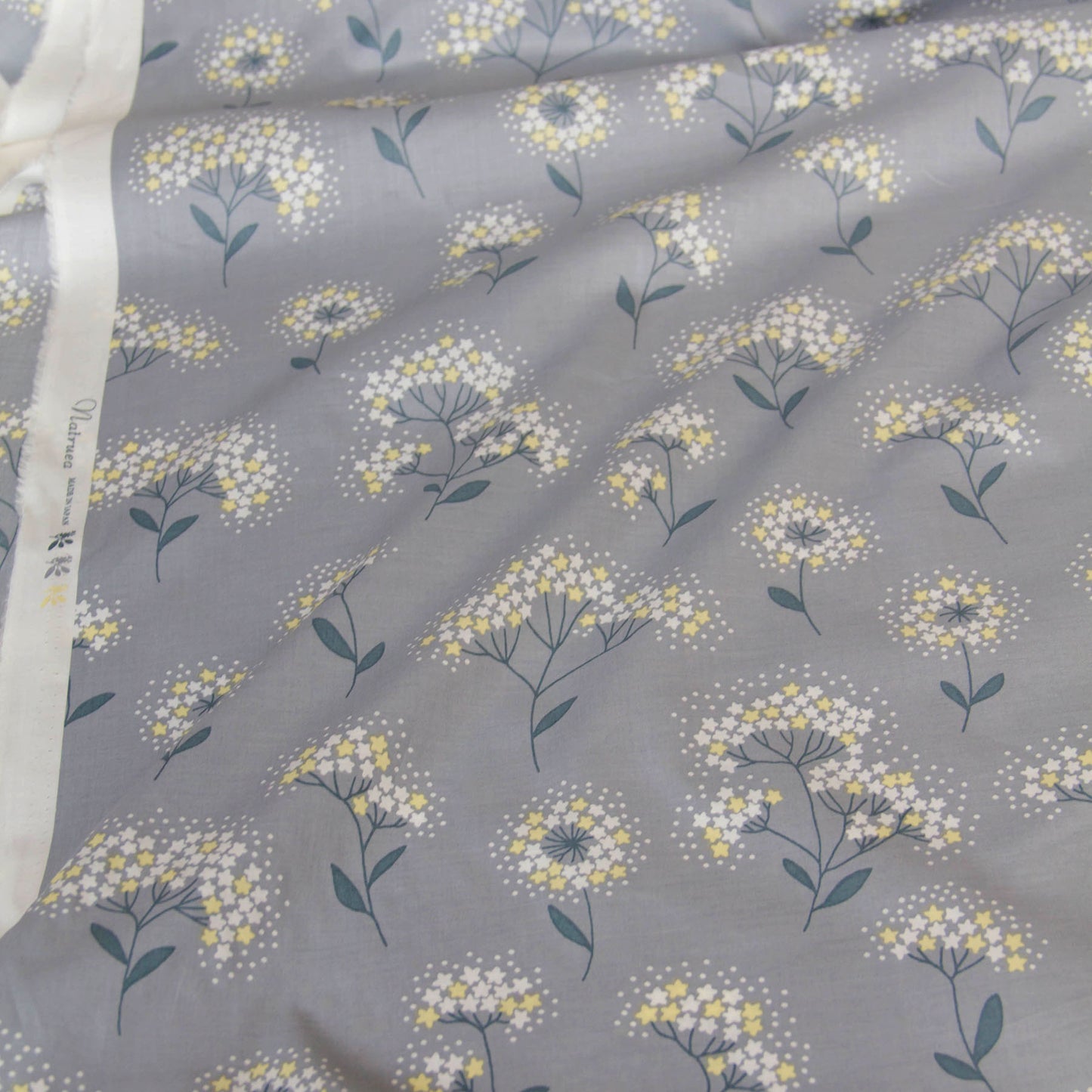 Tecido de algodão leve, estampado floral Kokka preto, vendido ao metro.