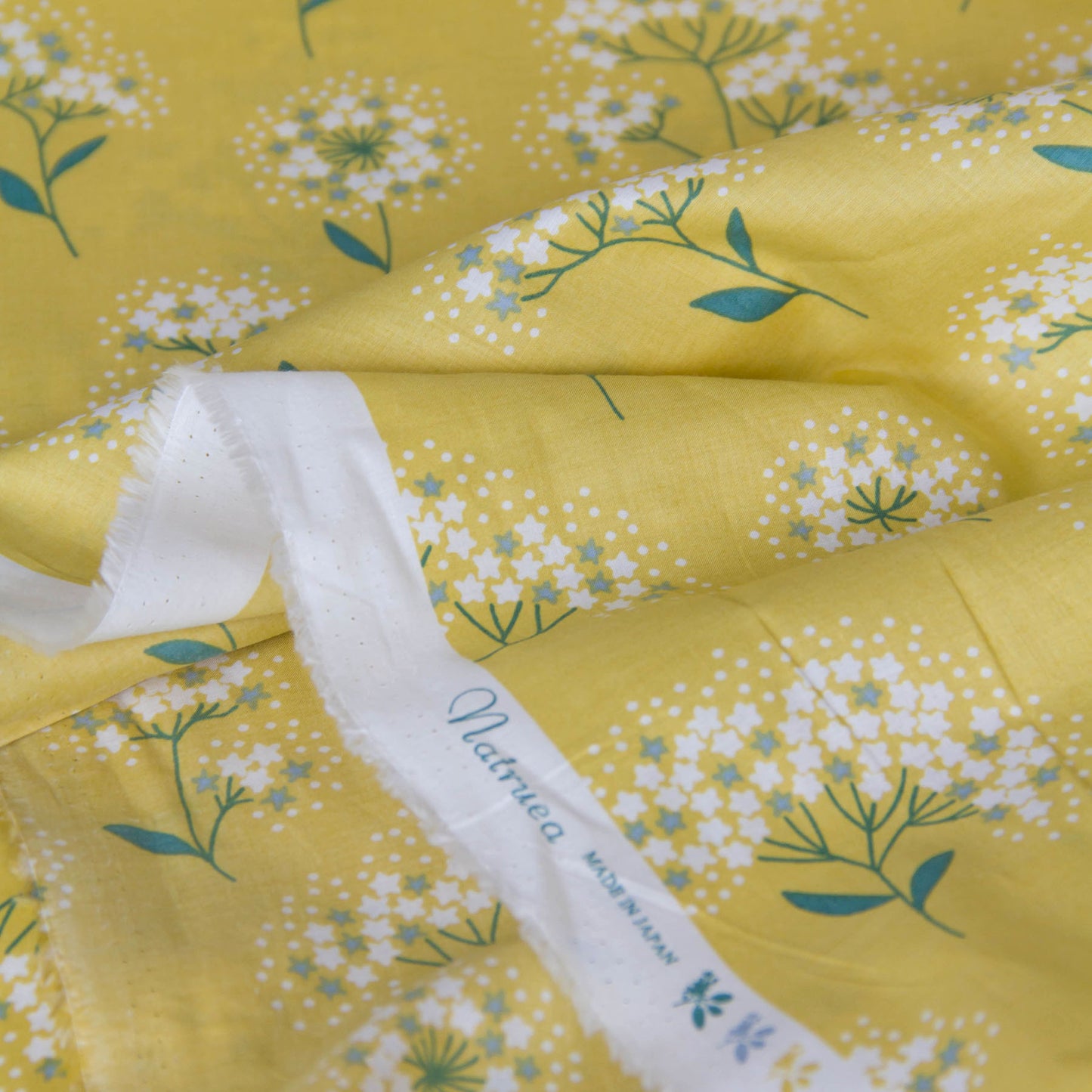 Tecido de algodão leve, estampado floral Kokka preto, vendido ao metro.