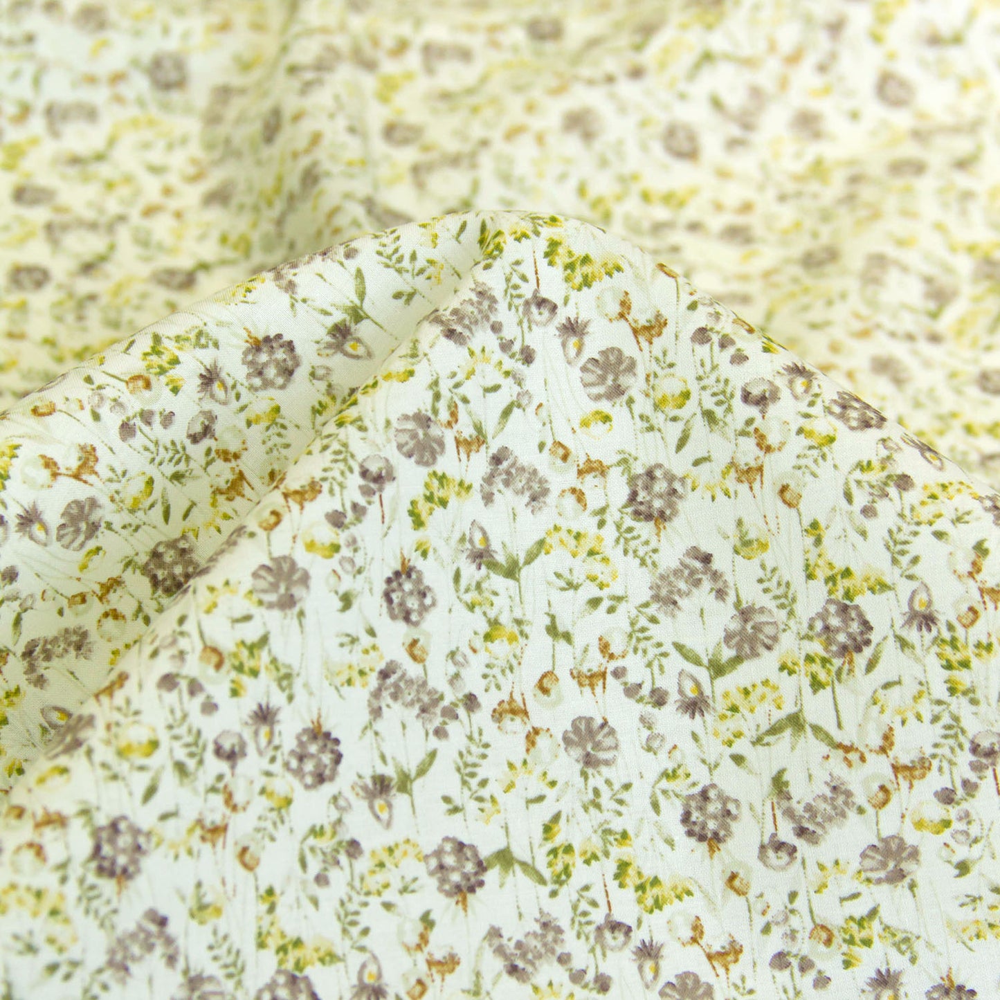 Tecido de algodão leve com estampado floral a metro.