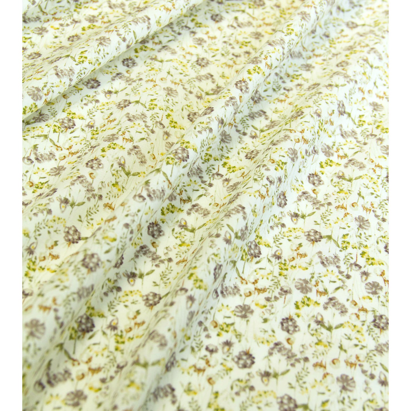 Tecido de algodão leve com estampado floral a metro.
