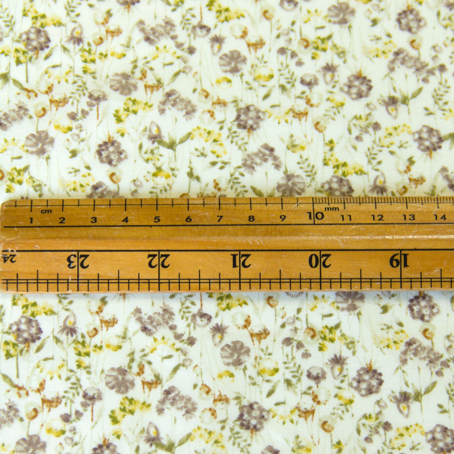 Tecido de algodão leve com estampado floral a metro.