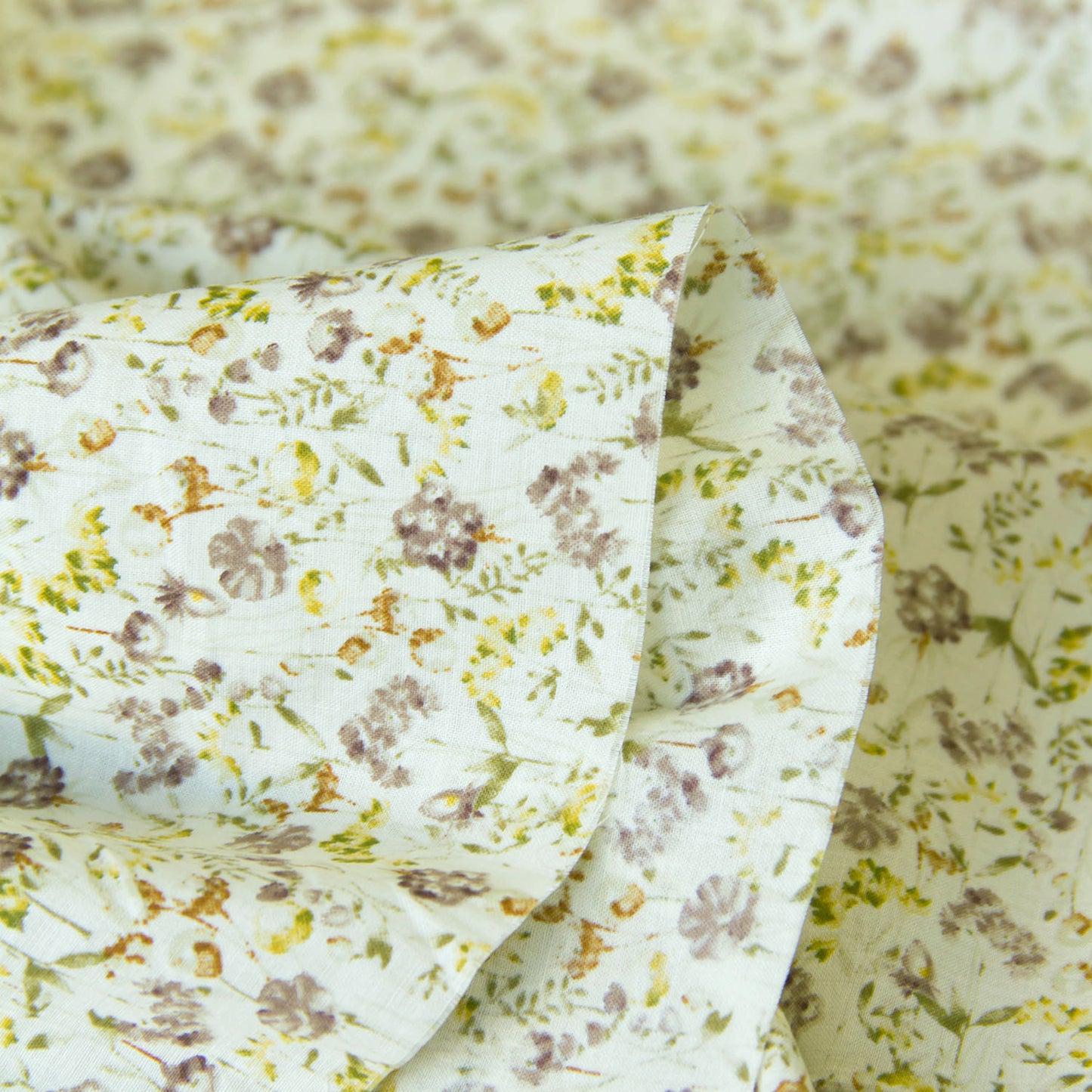 Tecido de algodão leve com estampado floral a metro.