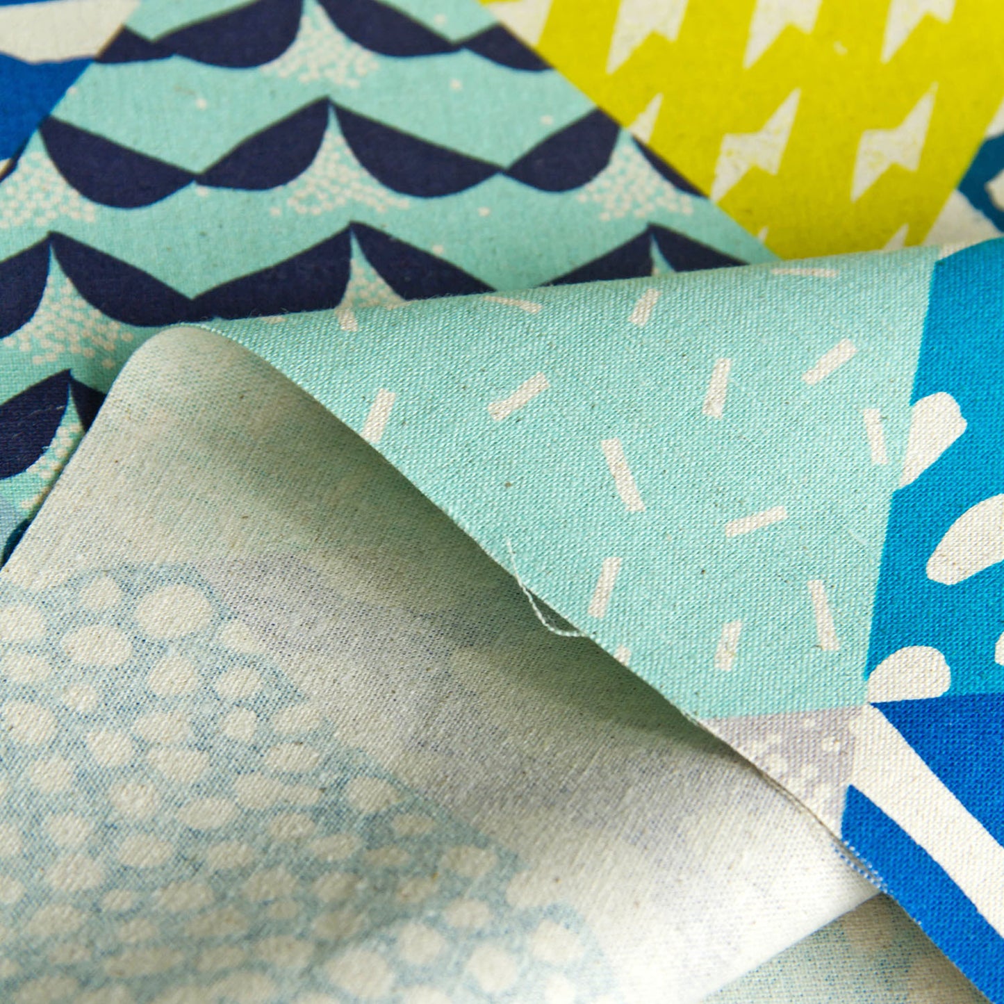 Toile de coton et lin Echino par Etsuko Furuya, motif losanges bleus, vendue au mètre