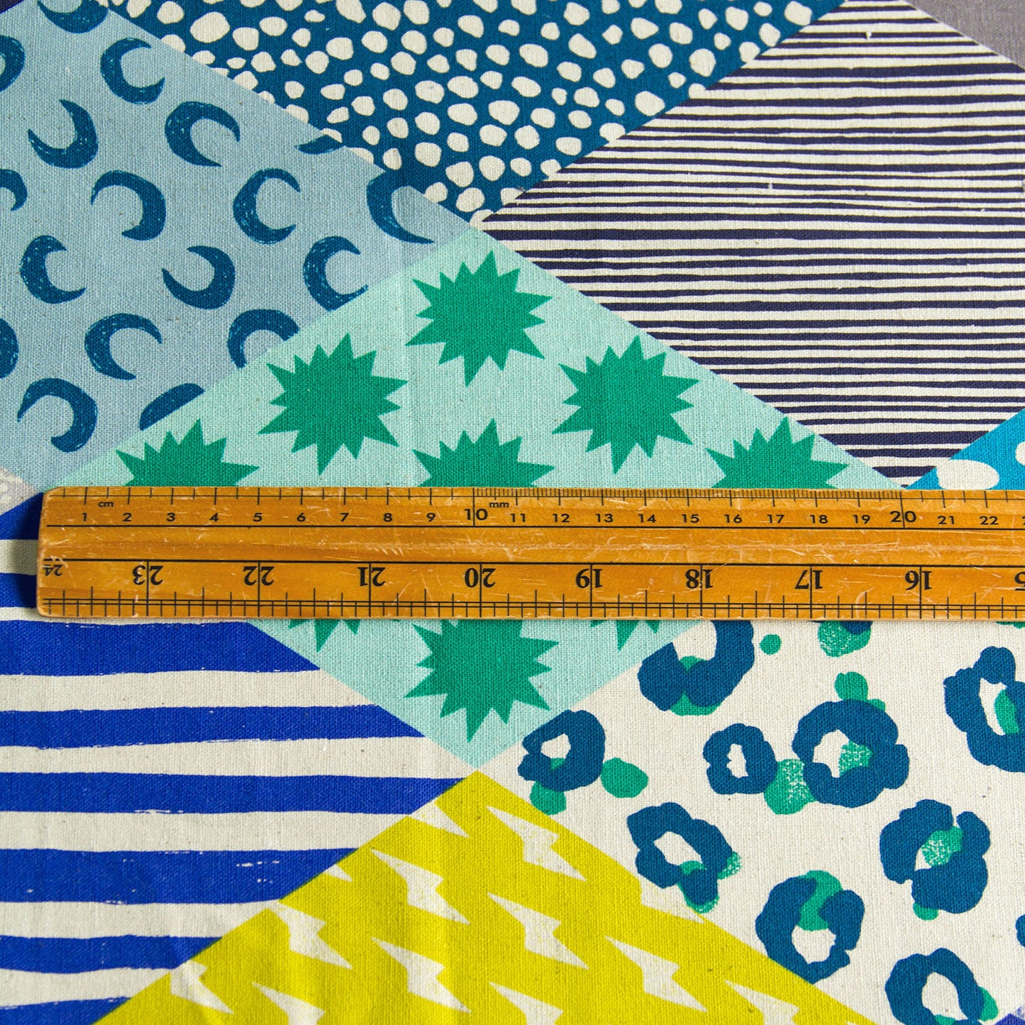 Toile de coton et lin Echino par Etsuko Furuya, motif losanges bleus, vendue au mètre