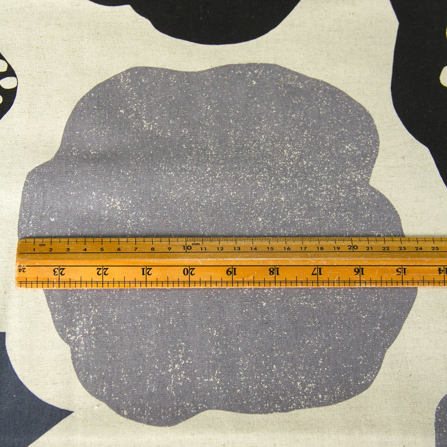 Toile de coton et lin Echino par Etsuko Furuya, motif Fleur nuageuse, naturel/gris, au mètre