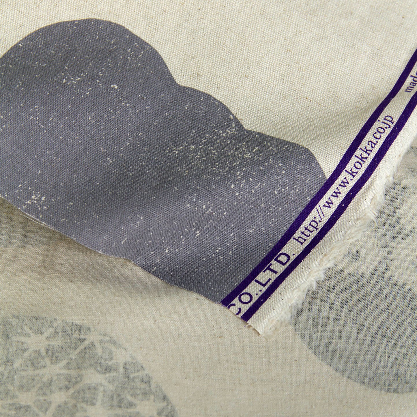 Toile de coton et lin Echino par Etsuko Furuya, motif Fleur nuageuse, naturel/gris, au mètre