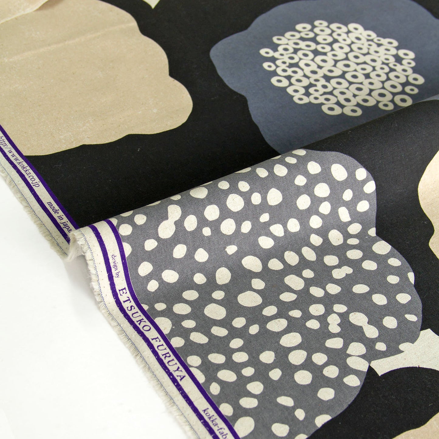 Toile de coton et lin Echino par Etsuko Furuya, motif Fleur nuageuse, noire, vendue au mètre