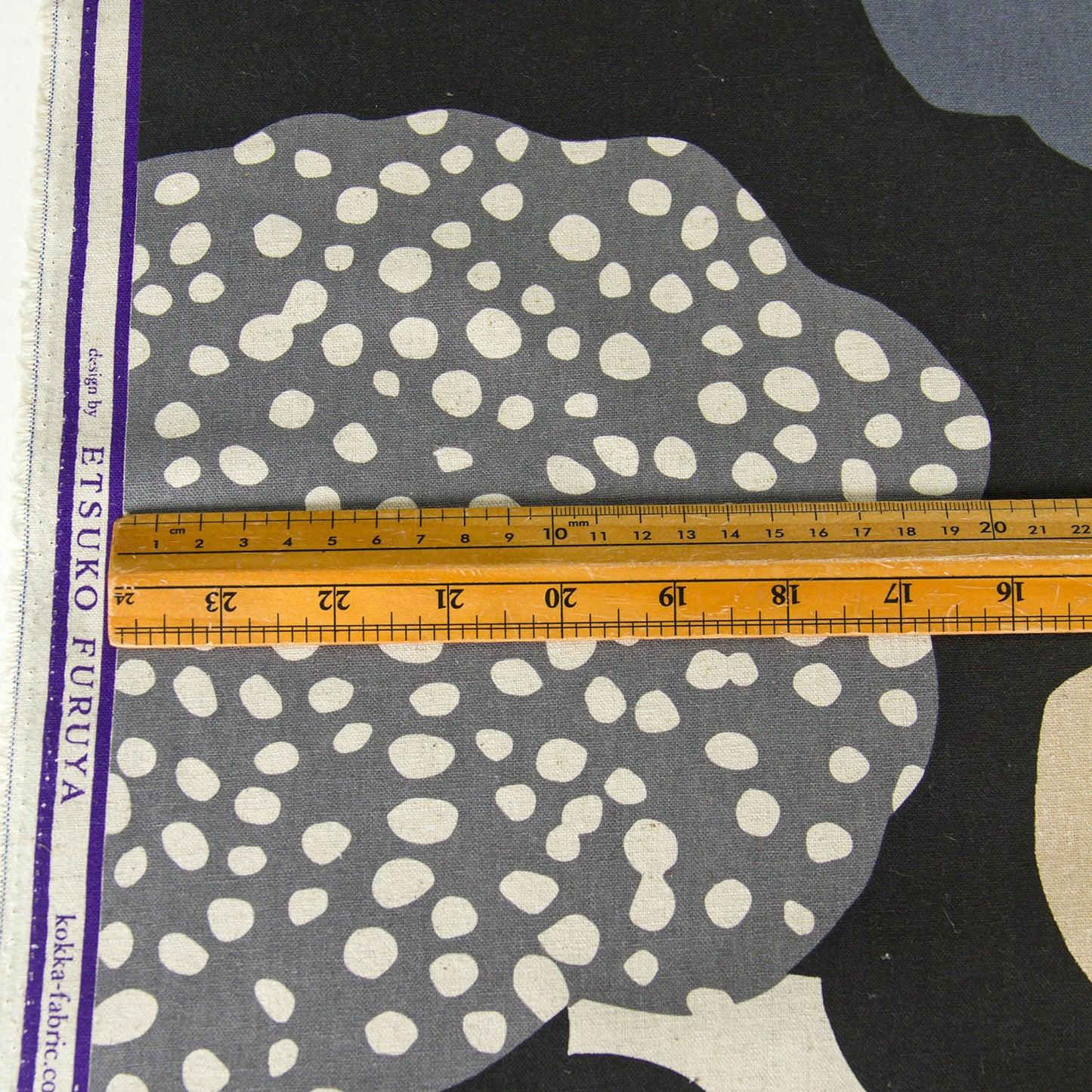 Toile de coton et lin Echino par Etsuko Furuya, motif Fleur nuageuse, noire, vendue au mètre
