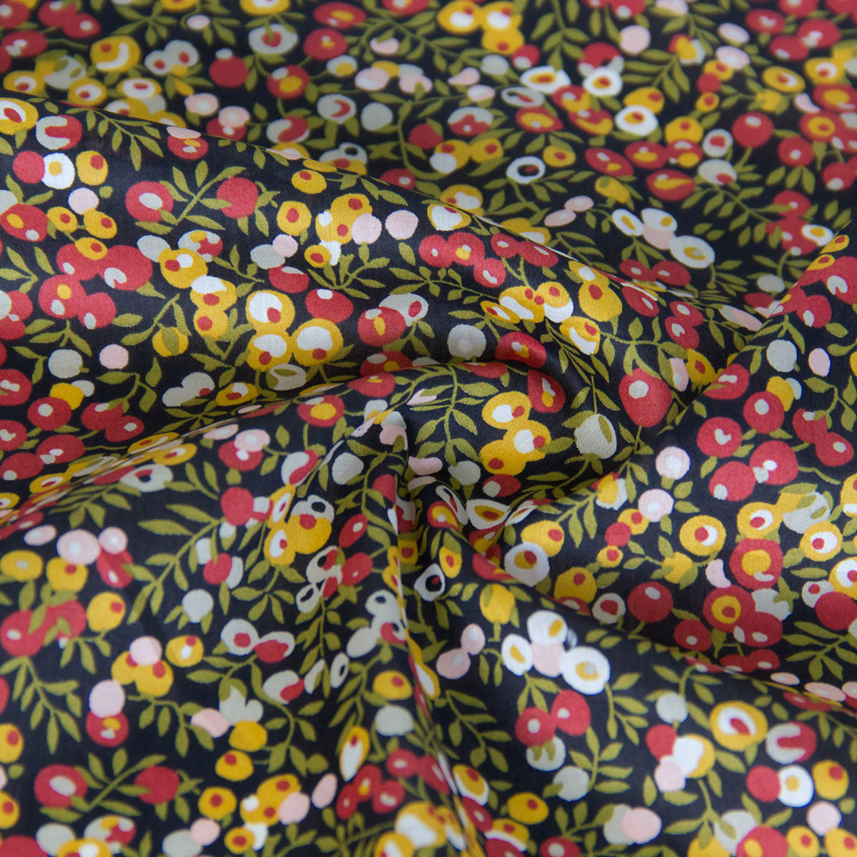 Tecido de algodão leve, estampado floral Kokka preto, vendido ao metro.