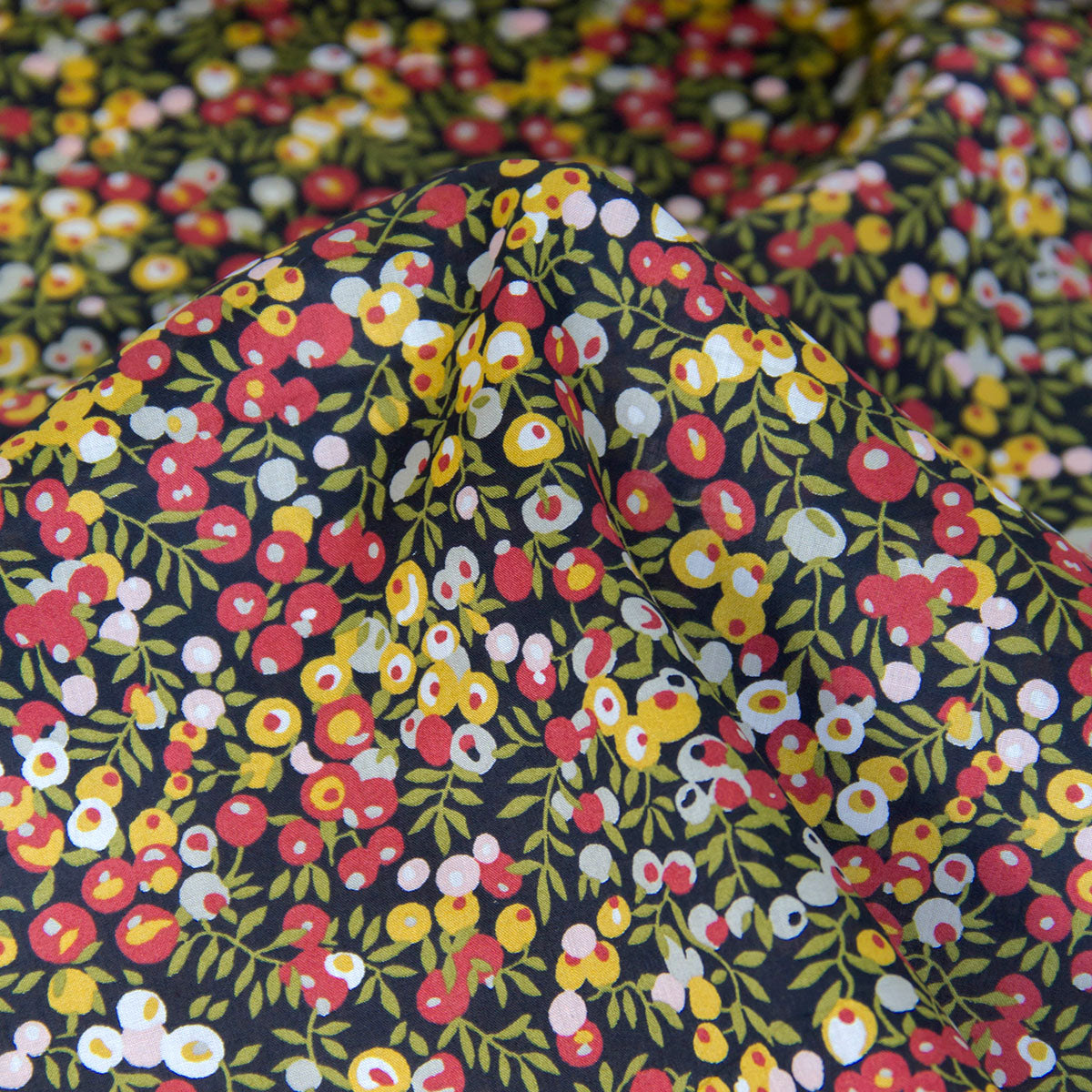 Tecido de algodão leve, estampado floral Kokka preto, vendido ao metro.
