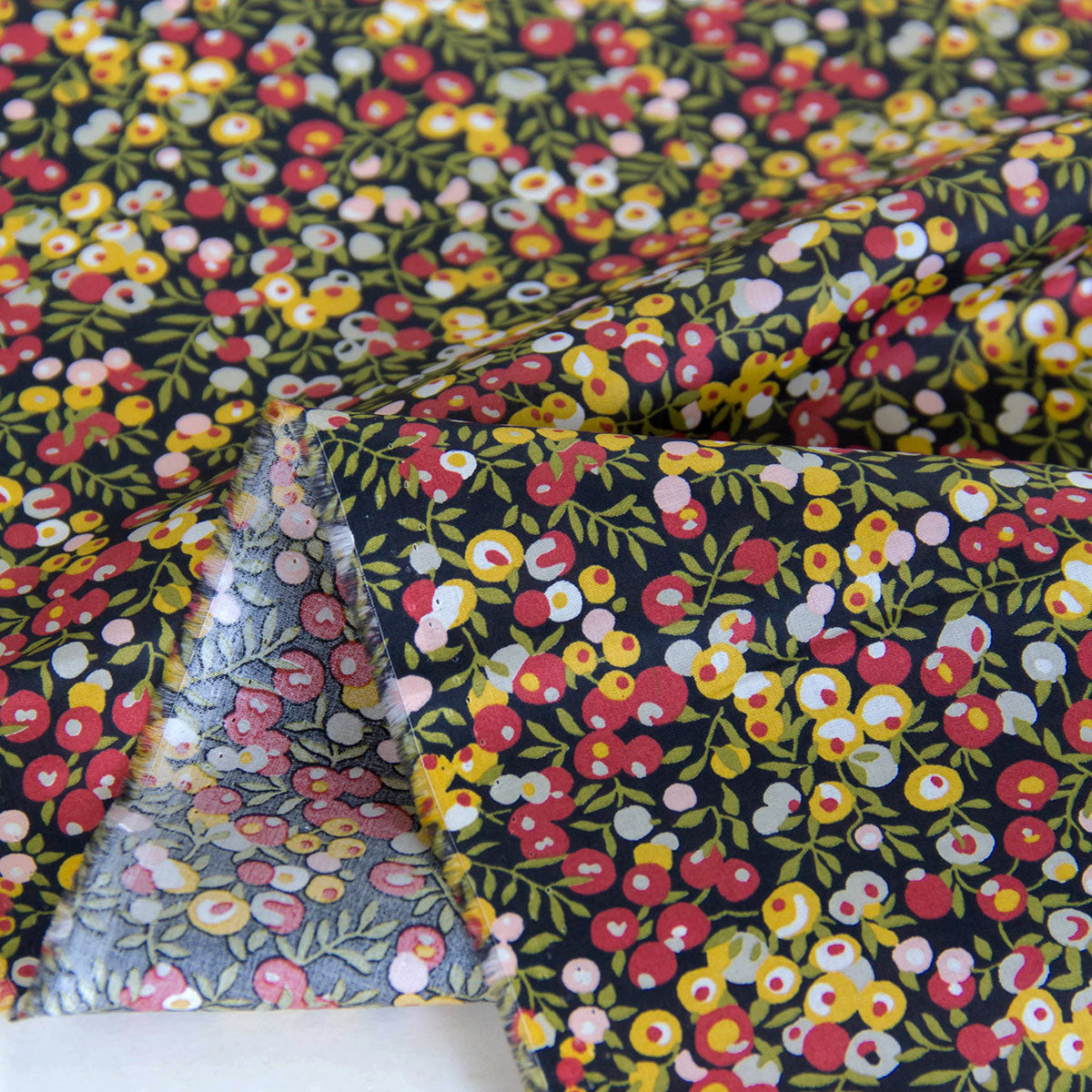 Tecido de algodão leve, estampado floral Kokka preto, vendido ao metro.