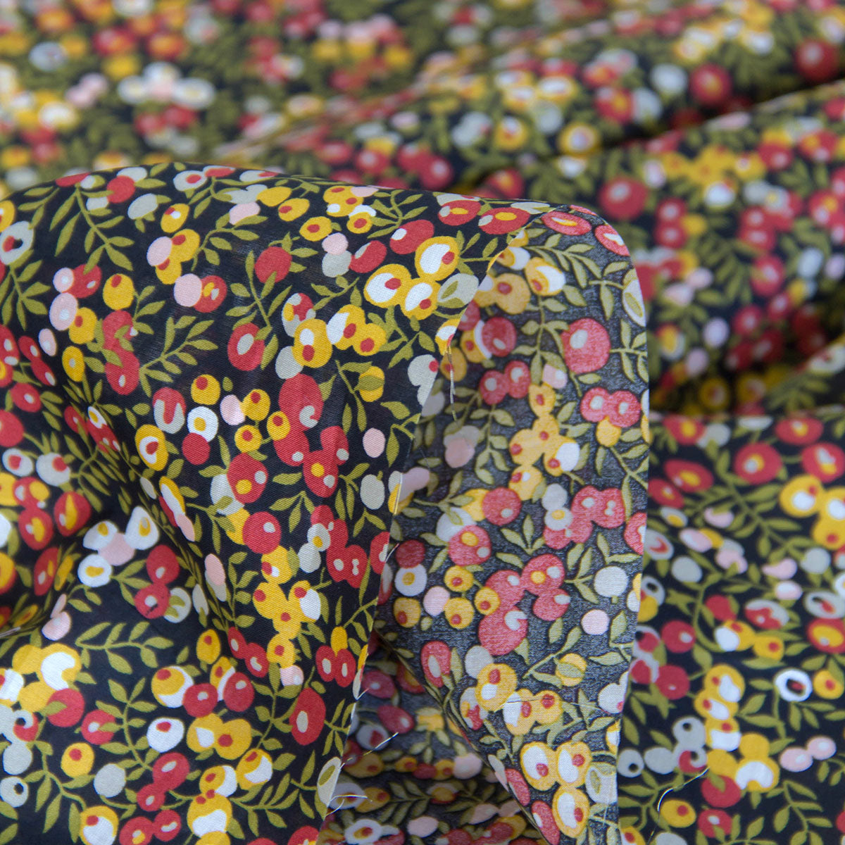 Tecido de algodão leve, estampado floral Kokka preto, vendido ao metro.
