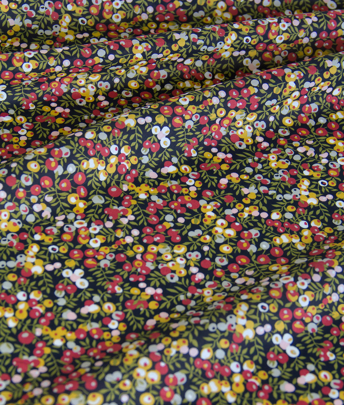 Tecido de algodão leve, estampado floral Kokka preto, vendido ao metro.