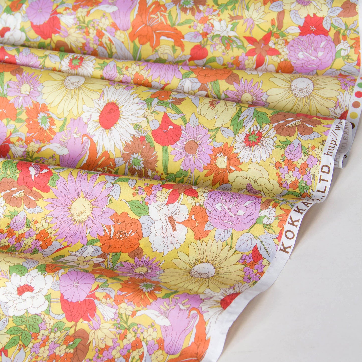 Tecido de algodão leve, estampado floral Kokka preto, vendido ao metro.