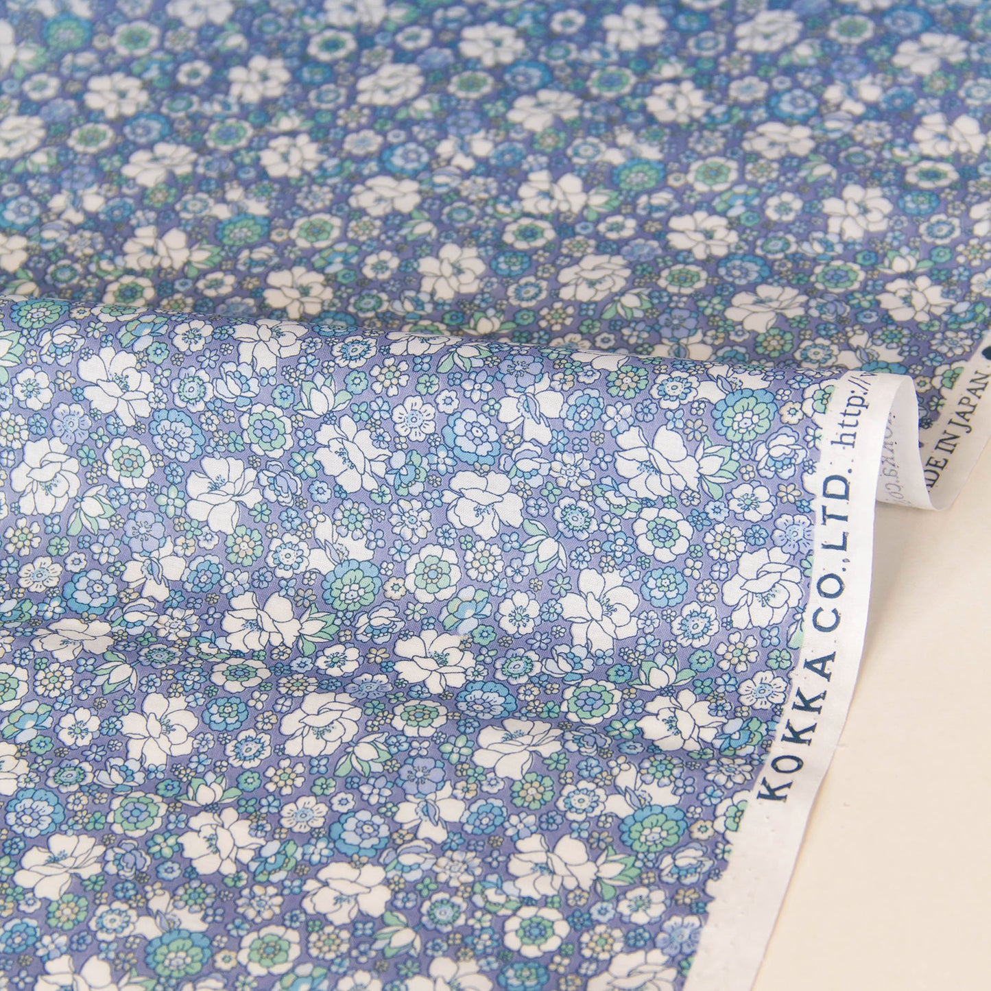 Tissu léger en coton lawn, motif Kokka Flower, noir, vendu au mètre