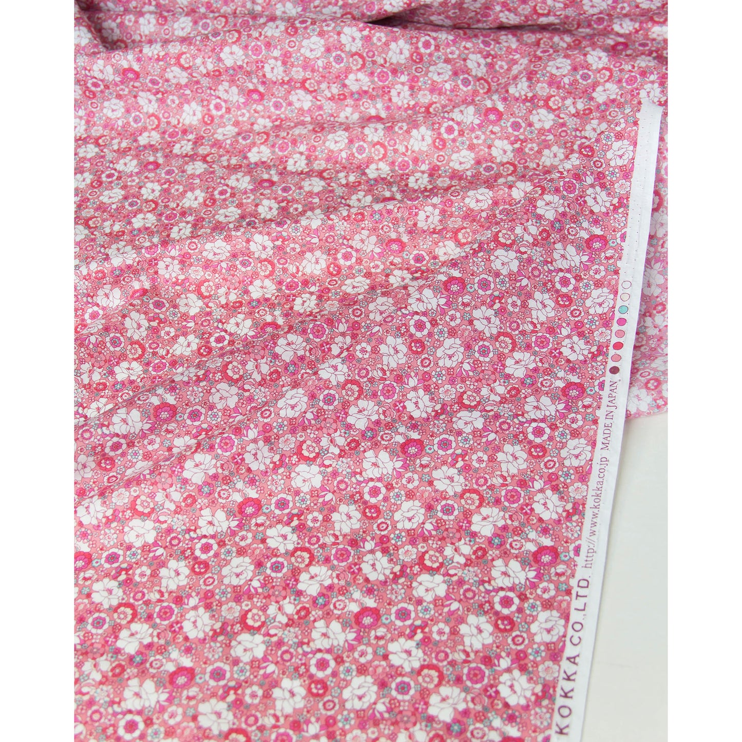 Tissu léger en coton lawn, motif Kokka Flower, noir, vendu au mètre