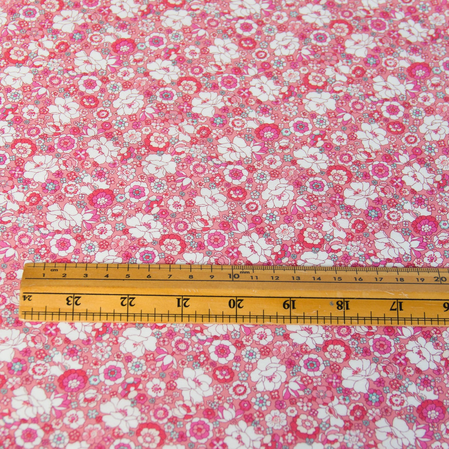 Tissu léger en coton lawn, motif Kokka Flower, noir, vendu au mètre
