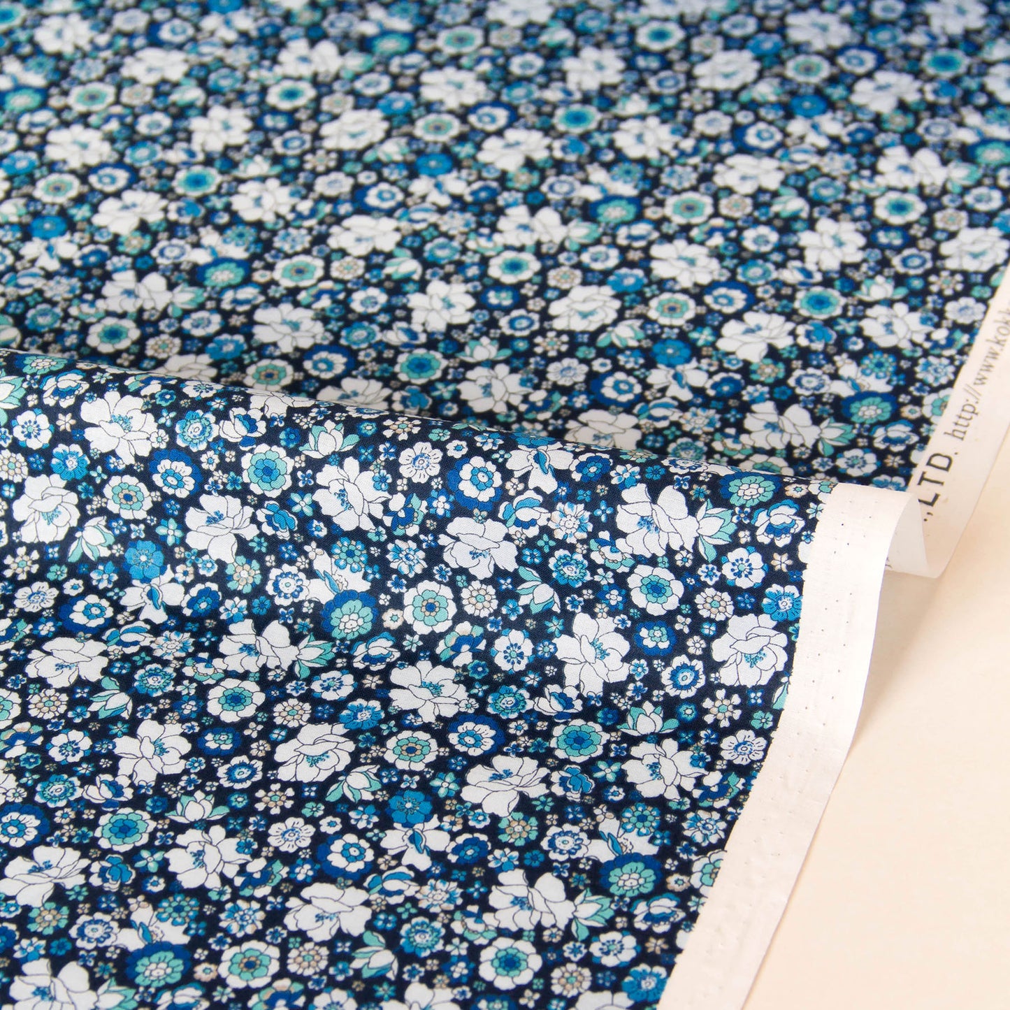 Tissu léger en coton lawn, motif Kokka Flower, noir, vendu au mètre