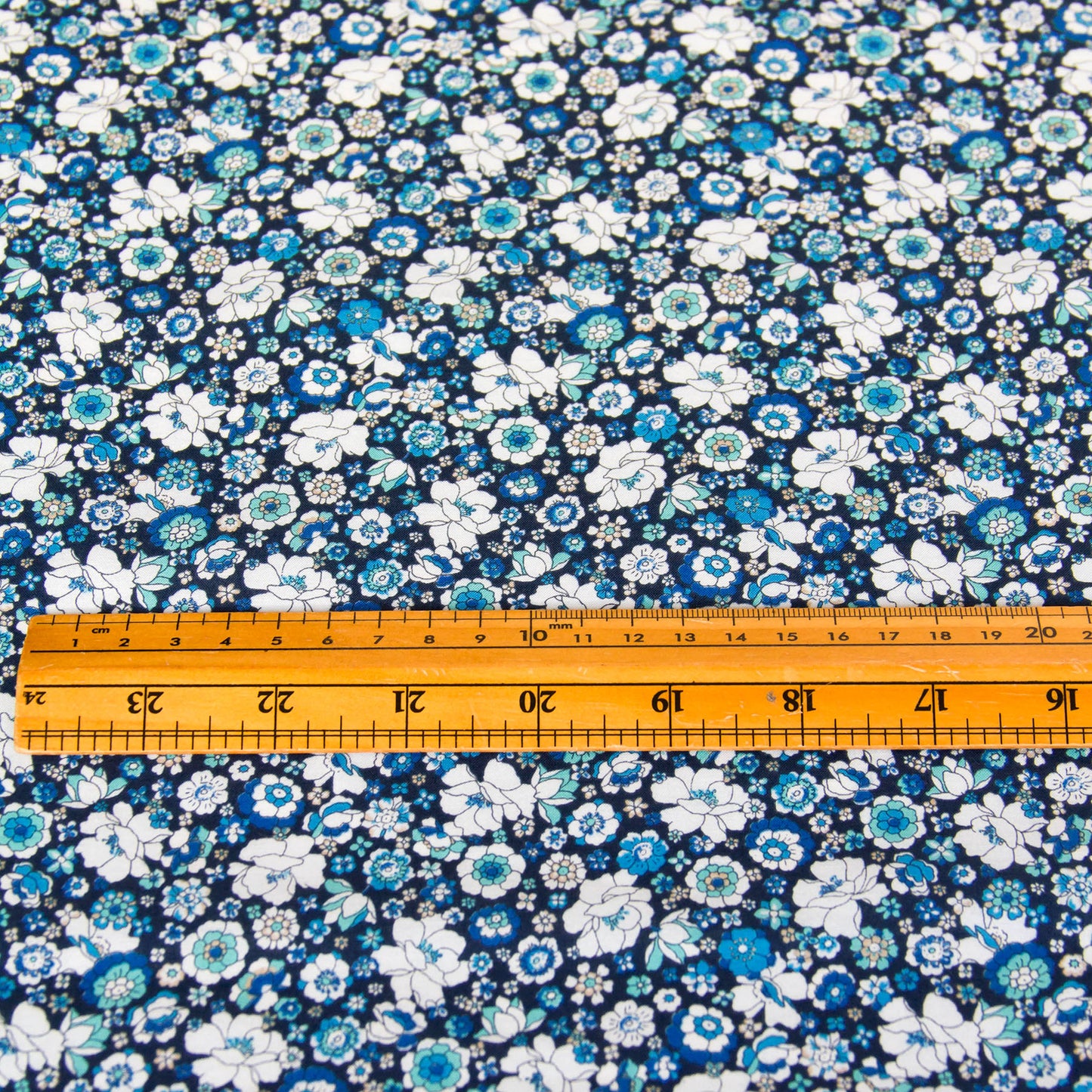 Tissu léger en coton lawn, motif Kokka Flower, noir, vendu au mètre