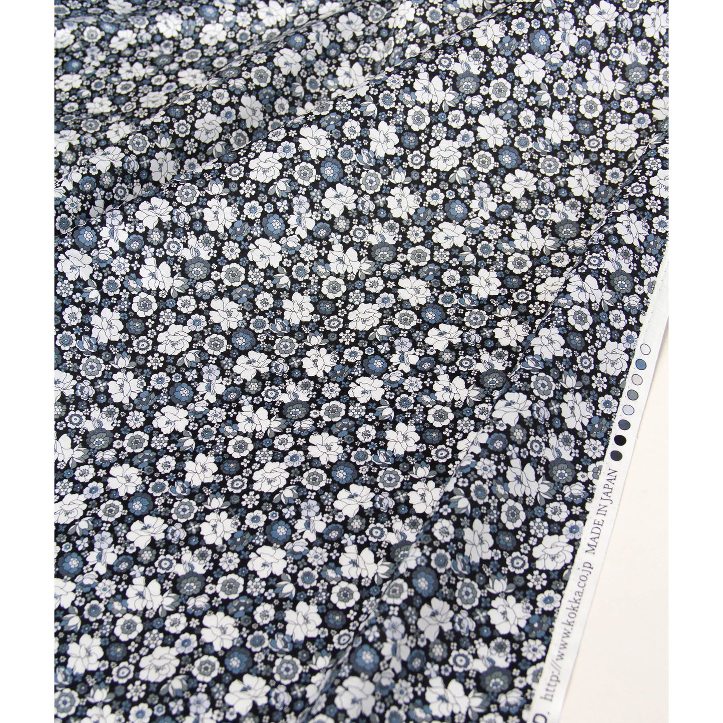 Tecido de algodão leve, estampado floral Kokka preto, vendido ao metro.