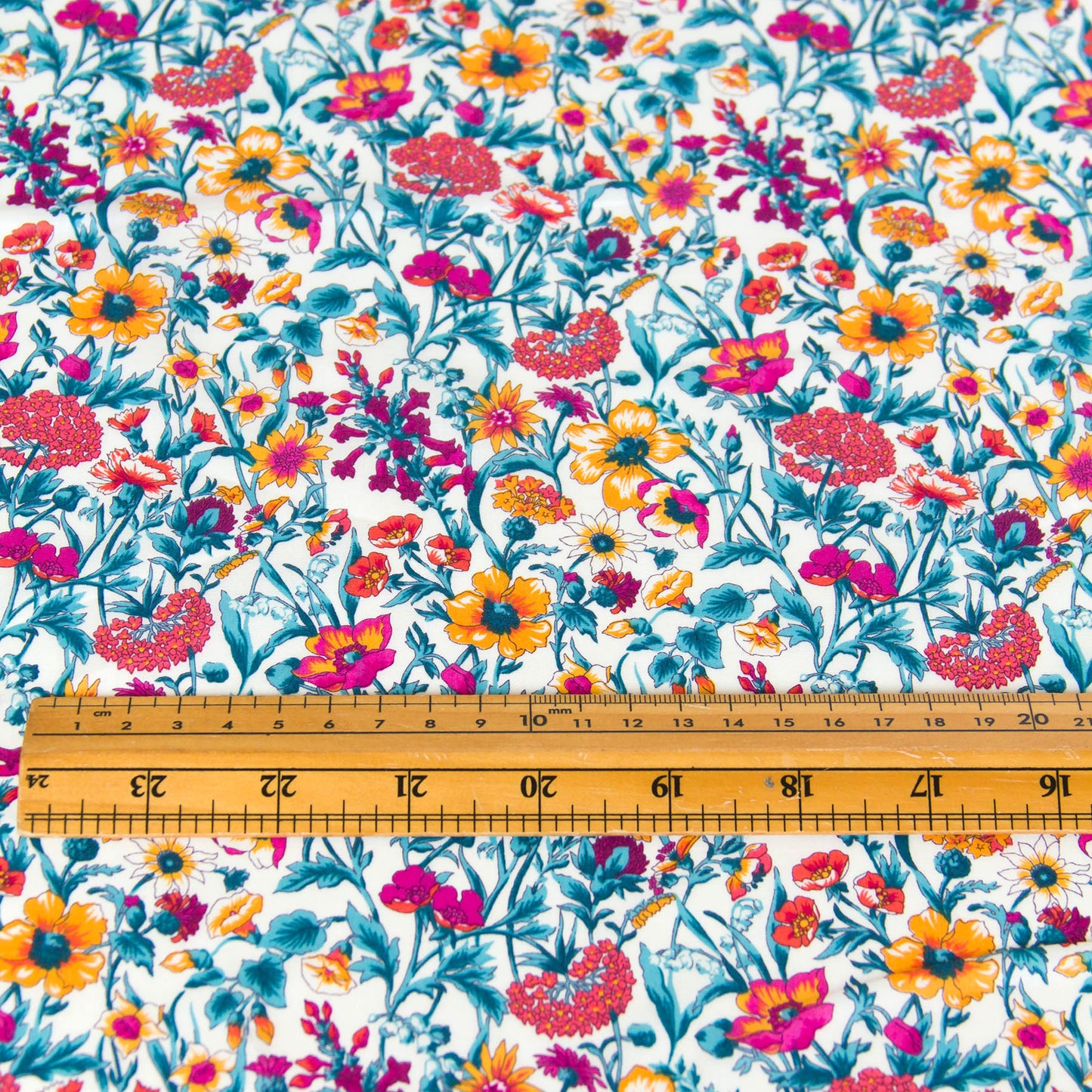Tissu léger en coton lawn, motif Kokka Flower, noir, vendu au mètre