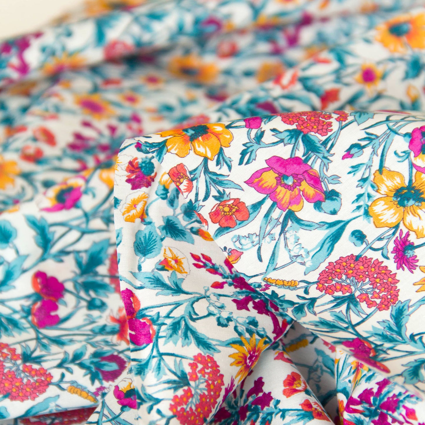 Tissu léger en coton lawn, motif Kokka Flower, noir, vendu au mètre