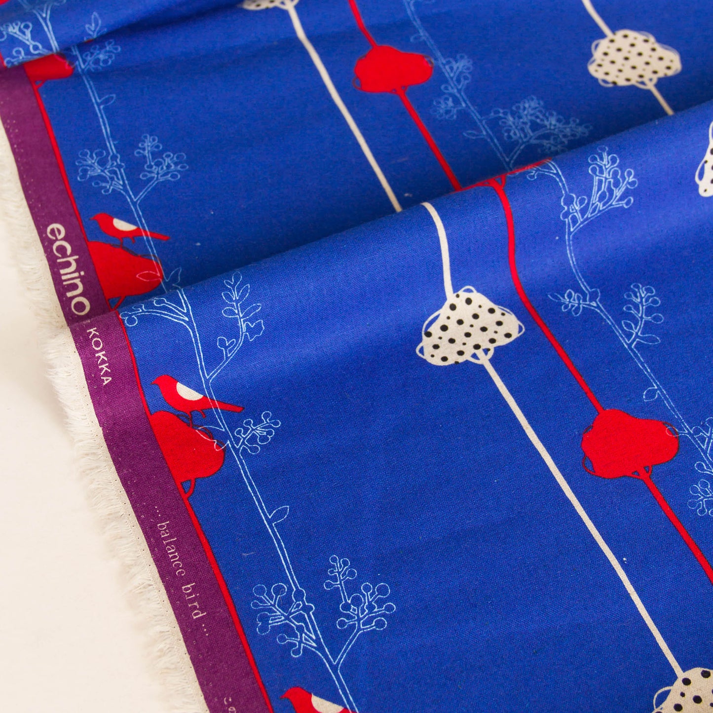 Tecido de lona de algodão e linho Echino, da Etsuko Furuya, com estampado de pássaros em equilíbrio, azul, vendido ao metro.