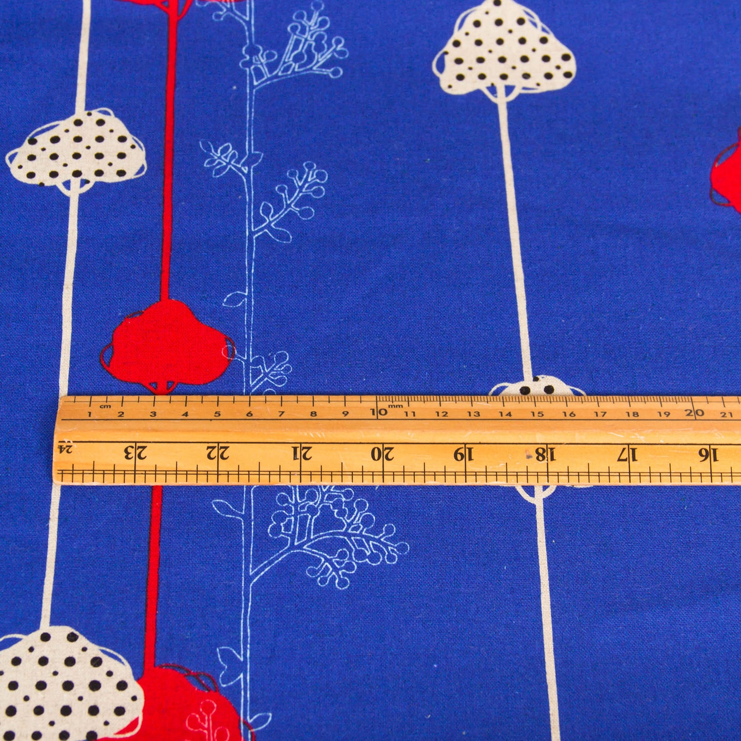 Tecido de lona de algodão e linho Echino, da Etsuko Furuya, com estampado de pássaros em equilíbrio, azul, vendido ao metro.
