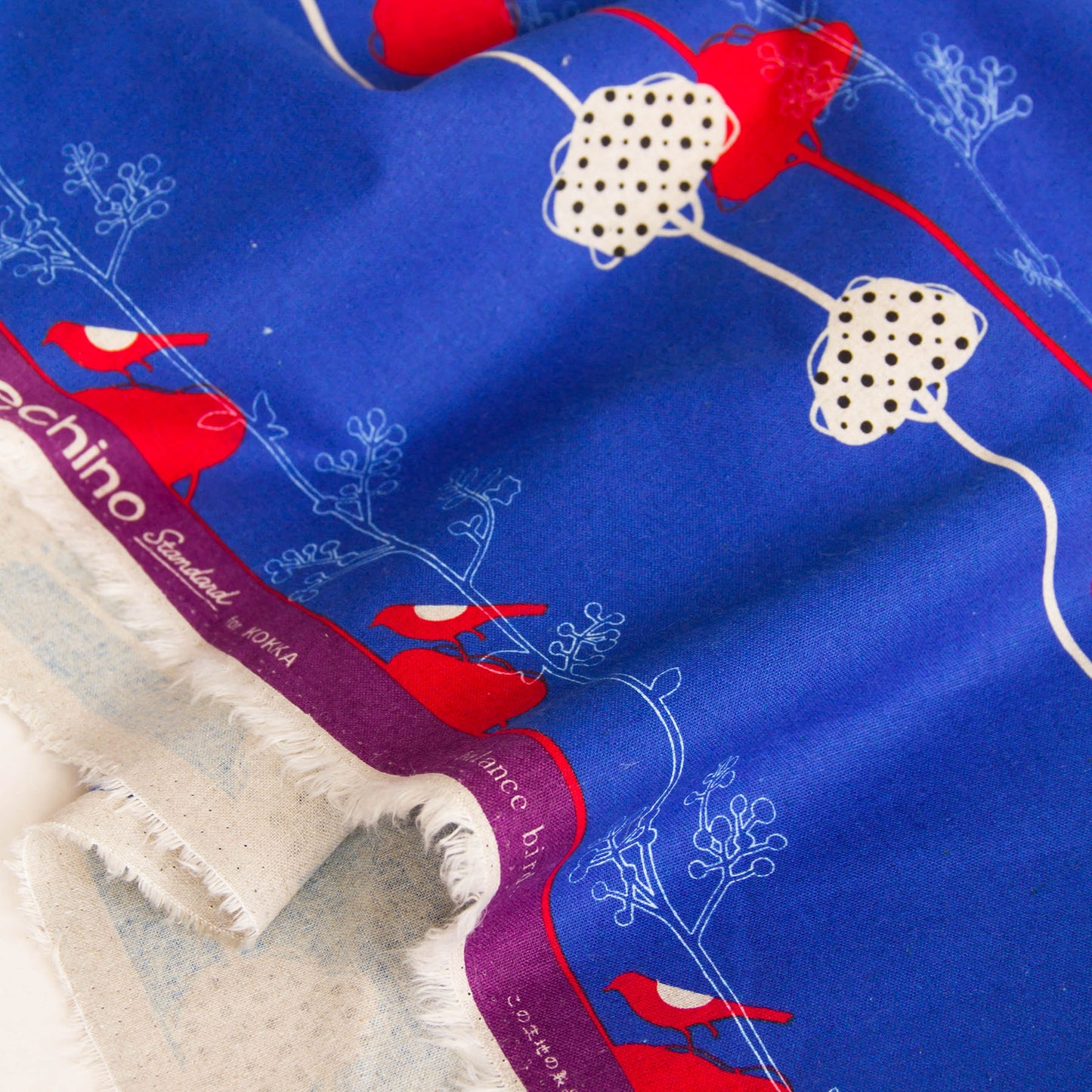 Tecido de lona de algodão e linho Echino, da Etsuko Furuya, com estampado de pássaros em equilíbrio, azul, vendido ao metro.