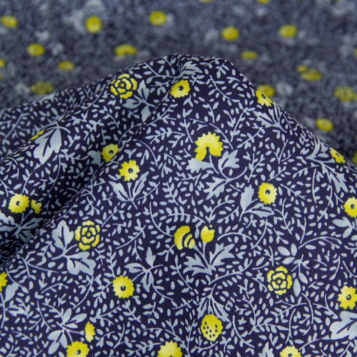 Tecido de algodão leve, estampado floral Kokka preto, vendido ao metro.