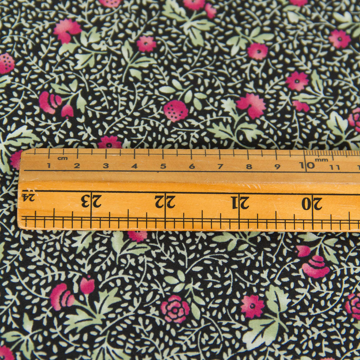 Tecido de algodão leve, estampado floral Kokka preto, vendido ao metro.