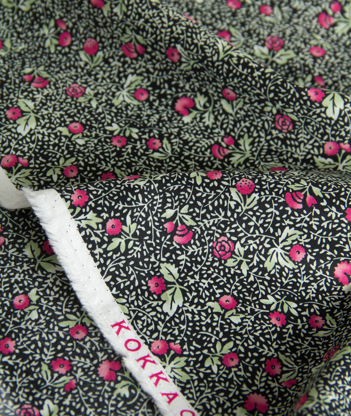 Tecido de algodão leve, estampado floral Kokka preto, vendido ao metro.